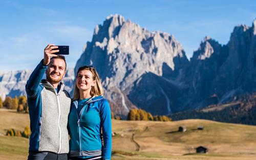 Due escursionisti si fanno un selfie