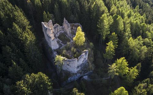 Il rudere di Castelvecchio “Hauenstein” visto dall'alto