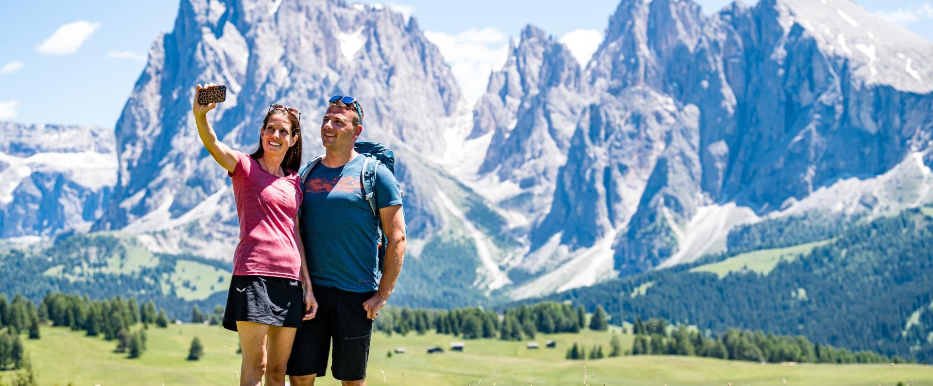 Due escursionisti si fanno un selfie
