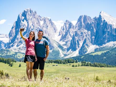 Due escursionisti si fanno un selfie