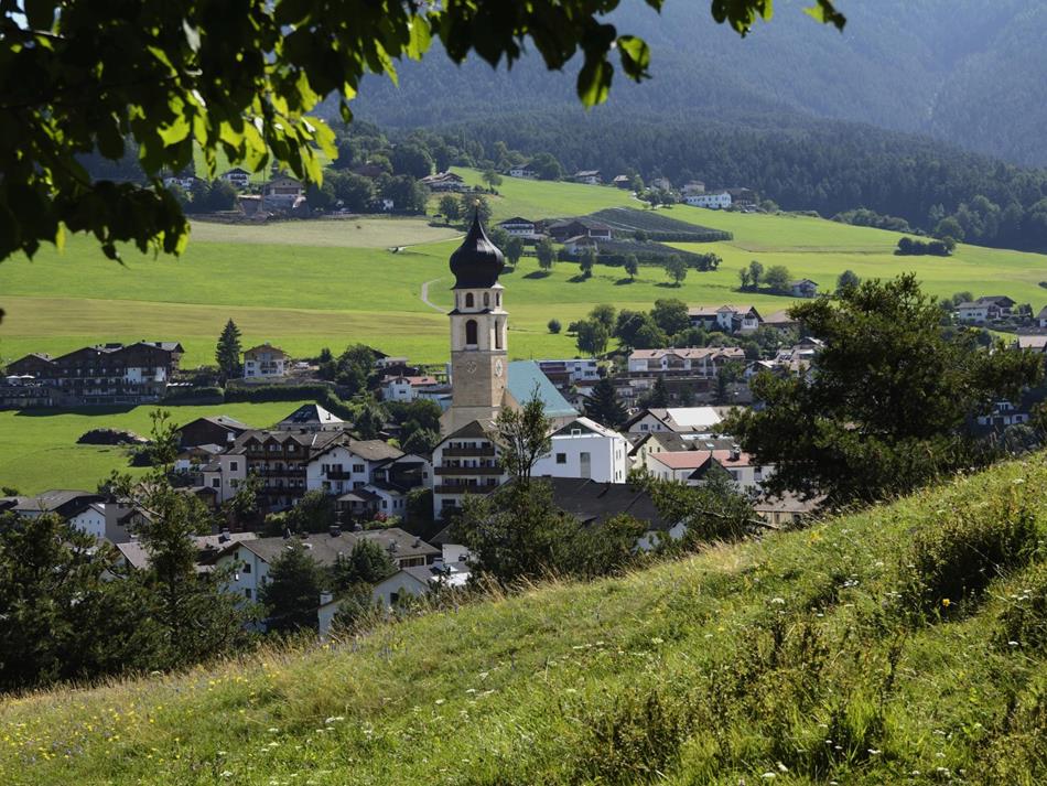 Fiè allo Sciliar ai piedi del simbolo dell'Alto Adige dove il Törggele e il buon vino sono di casa