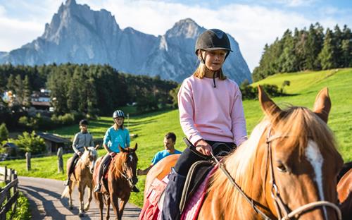 Bambini che vanno a cavallo