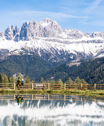 An einem Bergsee im Frühling