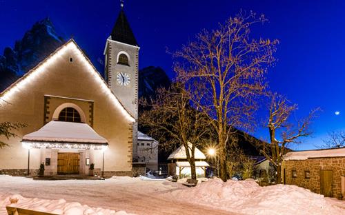 La chiesa parrocchiale Santa Croce in una notte d'inverno