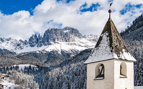 Blick auf den Rosengarten im Winter