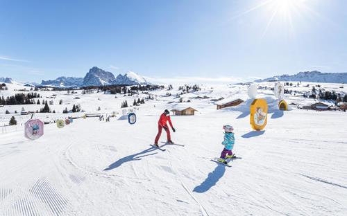 Ein Kind lernt Skifahren