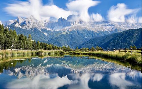 Wuhnleger, a pond in which the Rosengarten is reflected