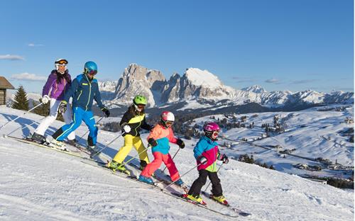 Eine Familie beim Skifahren