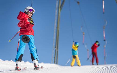 Kinder beim Skifahren