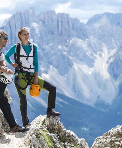 Due persone che fanno arrampicata