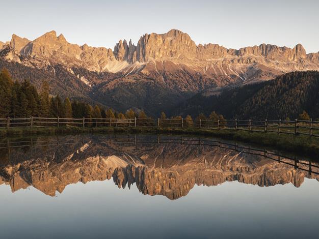 Wuhnleger, ein Weiher, in dem sich der Rosengarten spiegelt