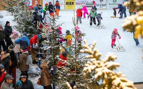 Eislaufen auf dem Weihnachtsmarkt