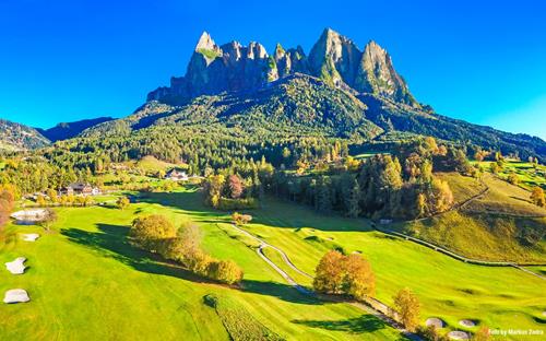 Golfen am Fuße der Dolomiten