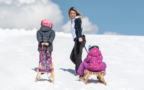 Una famiglia sulla pista da slittino