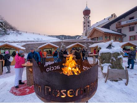 Avvento Bergler presso la piazza del paese a Tires