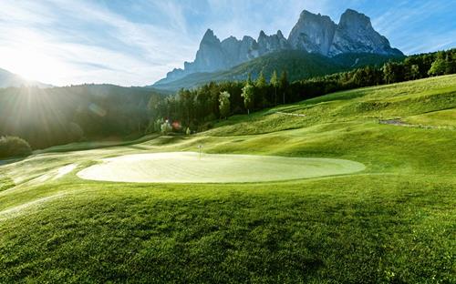 Golfen am Fuße der Seiser Alm