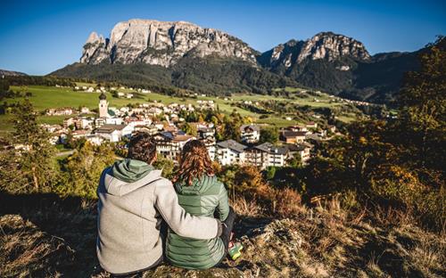 Una coppia si gode il panorama autunnale