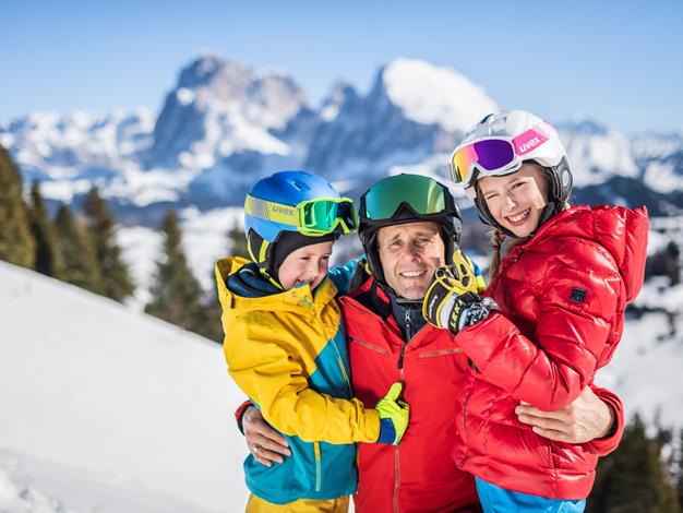 Große und kleine Skifahrer