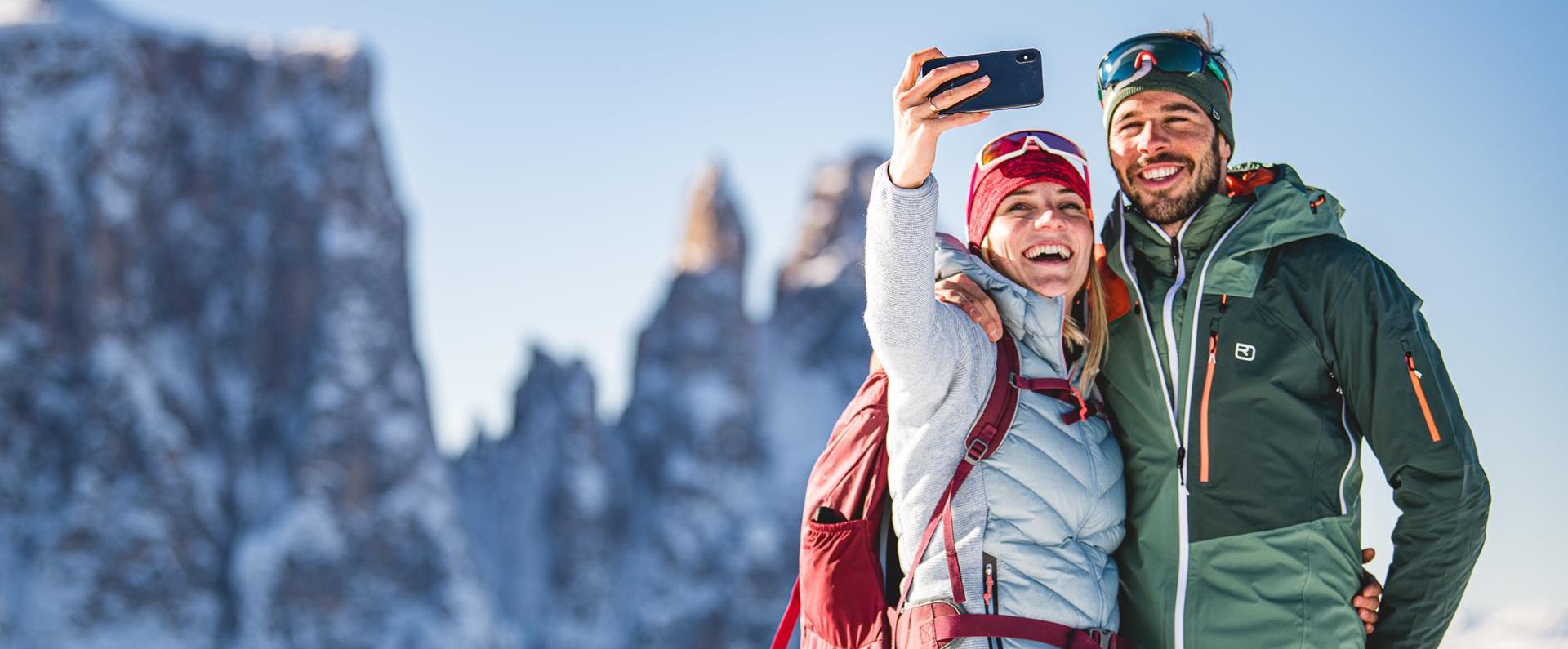 Due escursionisti invernale si fanno un selfie