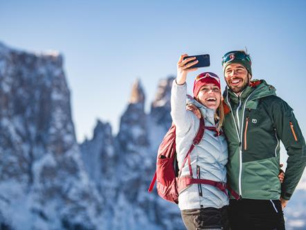 Due escursionisti invernale si fanno un selfie