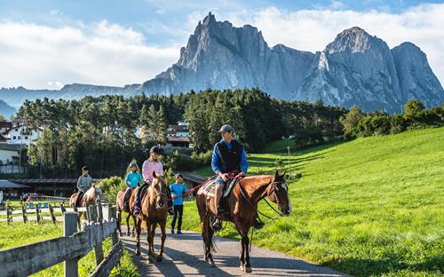 Bambini che cavalcano sull'Alpe di Siusi