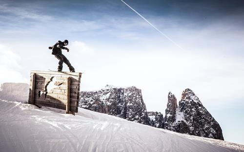 Un uomo sullo snowboard al Snowpark