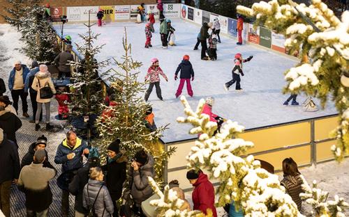 Eislaufen auf dem Weihnachtsmarkt