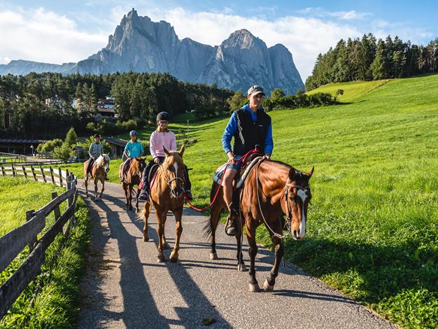 Andare a cavallo sull'Alpe di Siusi