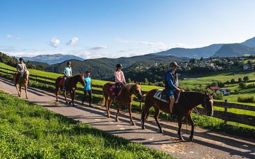 Andare a cavallo sull'Alpe di Siusi