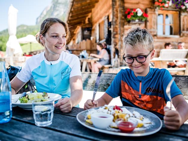 Hüttenwanderung mit Kindern und einen Kaiserschmarrn genießen