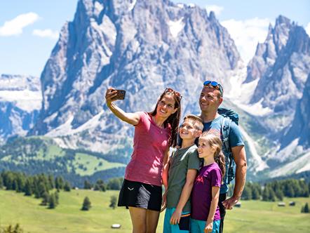 Una famiglia si scatta una photo