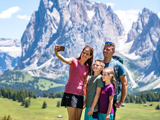 Una famiglia si scatta una photo