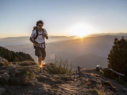 Wanderer beim Sonnenaufgang in den Dolomiten auf den famosen Hexenbänken