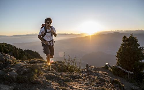 Escursionisti all'alba nelle Dolomiti sulle famose Hexenbänken (panche delle streghe)