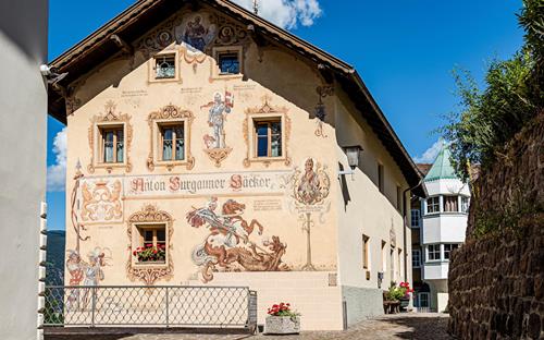 Die Bäckerei von Anton Burgauner mit Fresken von seinem Bruder Eduard