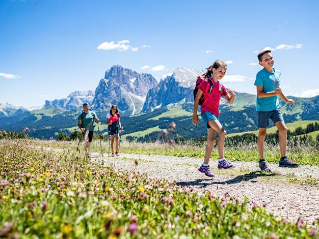 Eine Familie beim Wandern