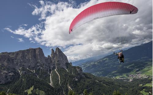 Paragliding in the Dolomites: Paragliding above the Schlern Massif