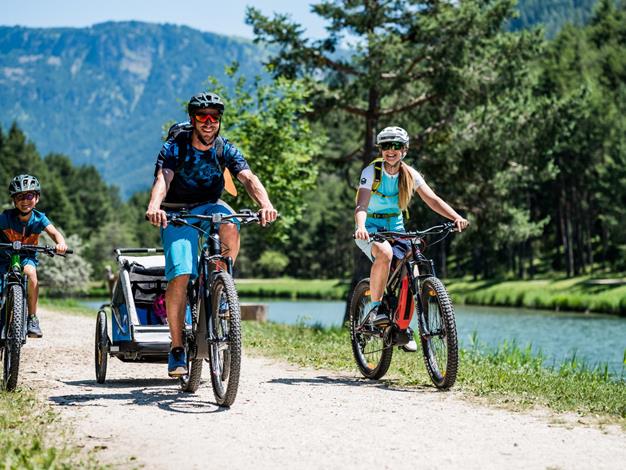 A family on a mountainbike tour