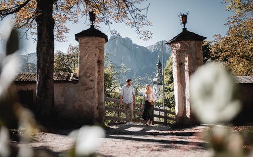 A couple is strolling through Kastelruth